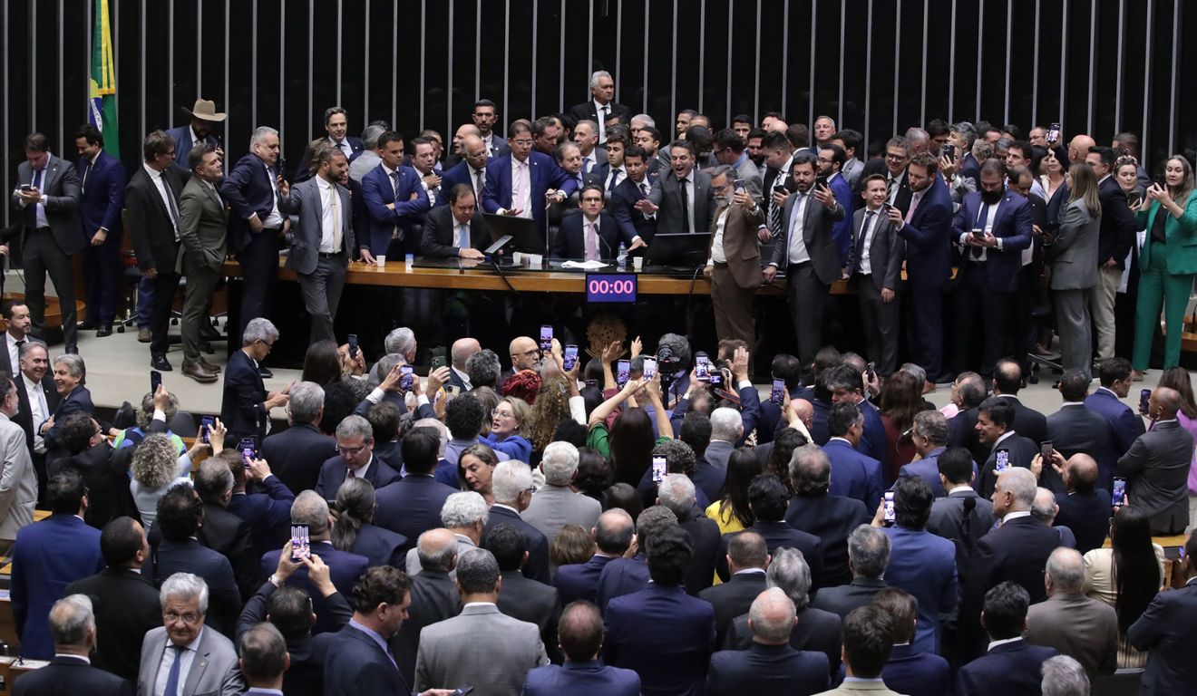 Sessão na Câmara dos Deputados é aberta após obstrução