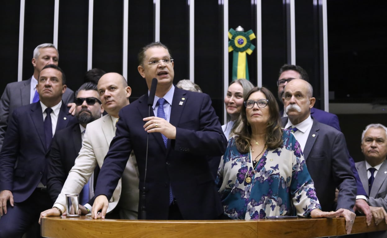 Líder do PL na Câmara Federal, Sóstenes Miranda, com parte da bancada do PL (foto: Kayo Magalhães/Câmara dos Deputados)