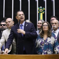 Líder do PL na Câmara Federal, Sóstenes Miranda, com parte da bancada do PL (foto: Kayo Magalhães/Câmara dos Deputados)