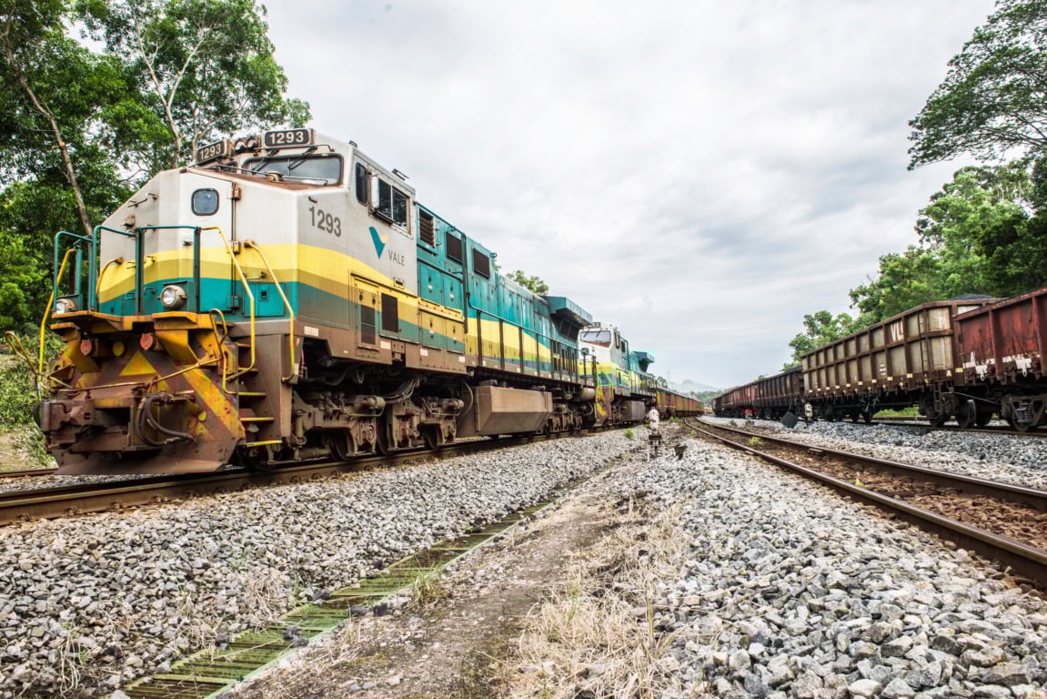 Locomotiva da Vale com vagões cheios de minério. Foto: Vitor Nogueira