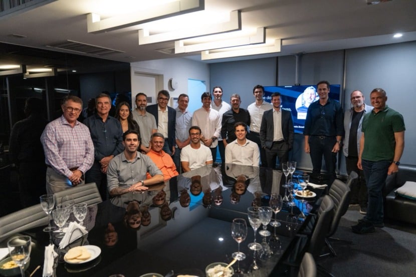 Fernando Carreira Agatha Guimarães Rodrigo Immaginario João Bosco Francisco Coelho Bruno Chieppe Israel Neto Americo Buaiz Filho Americo Buaiz Neto Francisco Machado Davi Wescley Alexandre Carvalho Café Lindenberg  Sentados: Marcelo Mendonça Luiz Coutinho Fabrício Coutinho Felipe Caroni