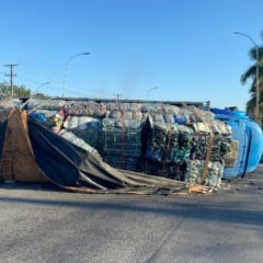 caminhão tomba na br101