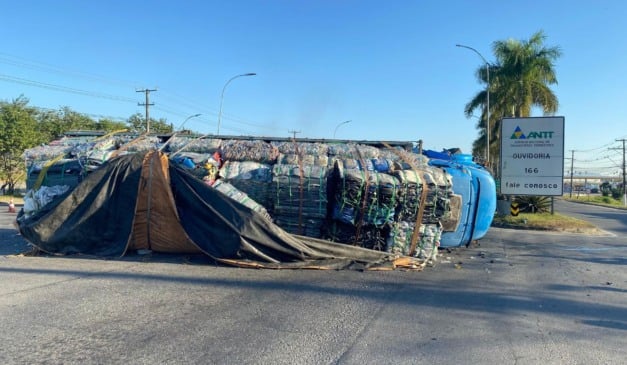 caminhão tomba na br101