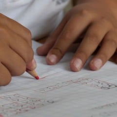 Criança na escola escrevendo