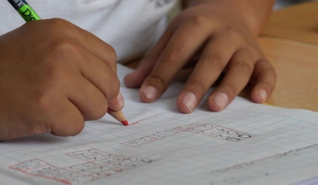 Criança na escola escrevendo