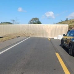 carreta tombada atílio vivácqua