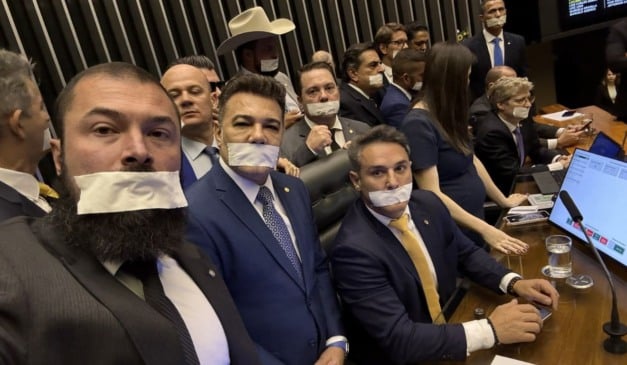 Deputados impedem sessão na Câmara com esparadrapo na boca