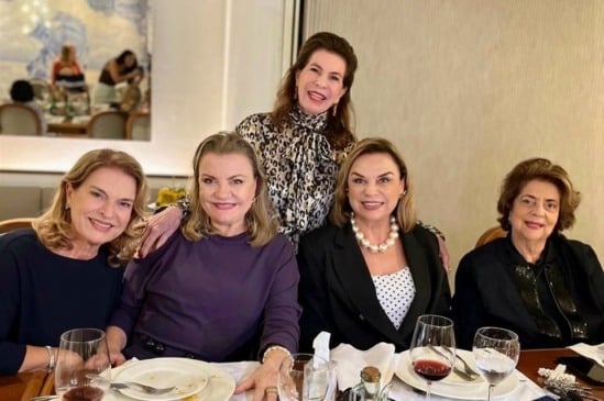 O grupo “Amigas para Sempre” em almoço em torno das aniversariantes do mês 