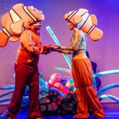 “Nemo, o Musical” conta a aventura do peixe-palhaço capturado por um mergulhador e a jornada do pai (Foto: Divulgação)