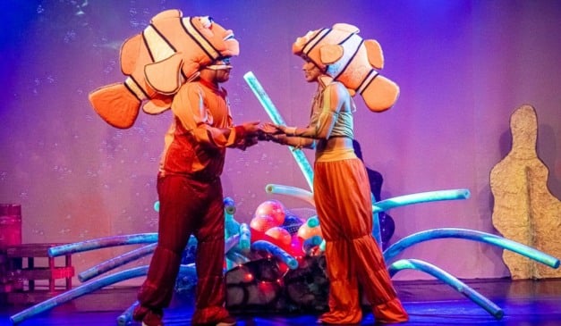 “Nemo, o Musical” conta a aventura do peixe-palhaço capturado por um mergulhador e a jornada do pai (Foto: Divulgação)