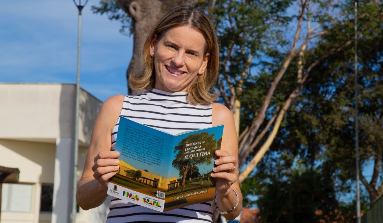 Carla Carvalho Lopes trabalha com educação há 34 anos e escreveu o livro (Foto: Secom/Felipe Reis)