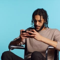 Homem em cadeira de rodas no celular