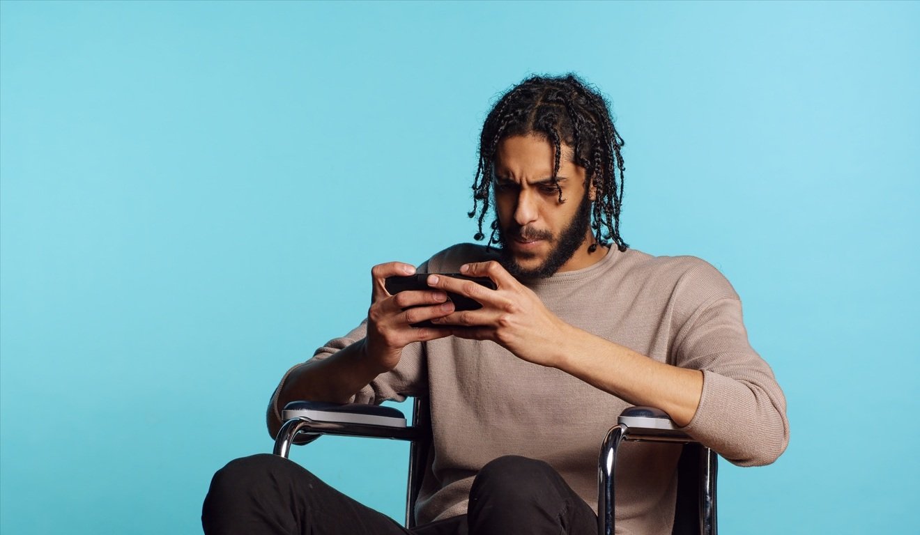 Homem em cadeira de rodas no celular