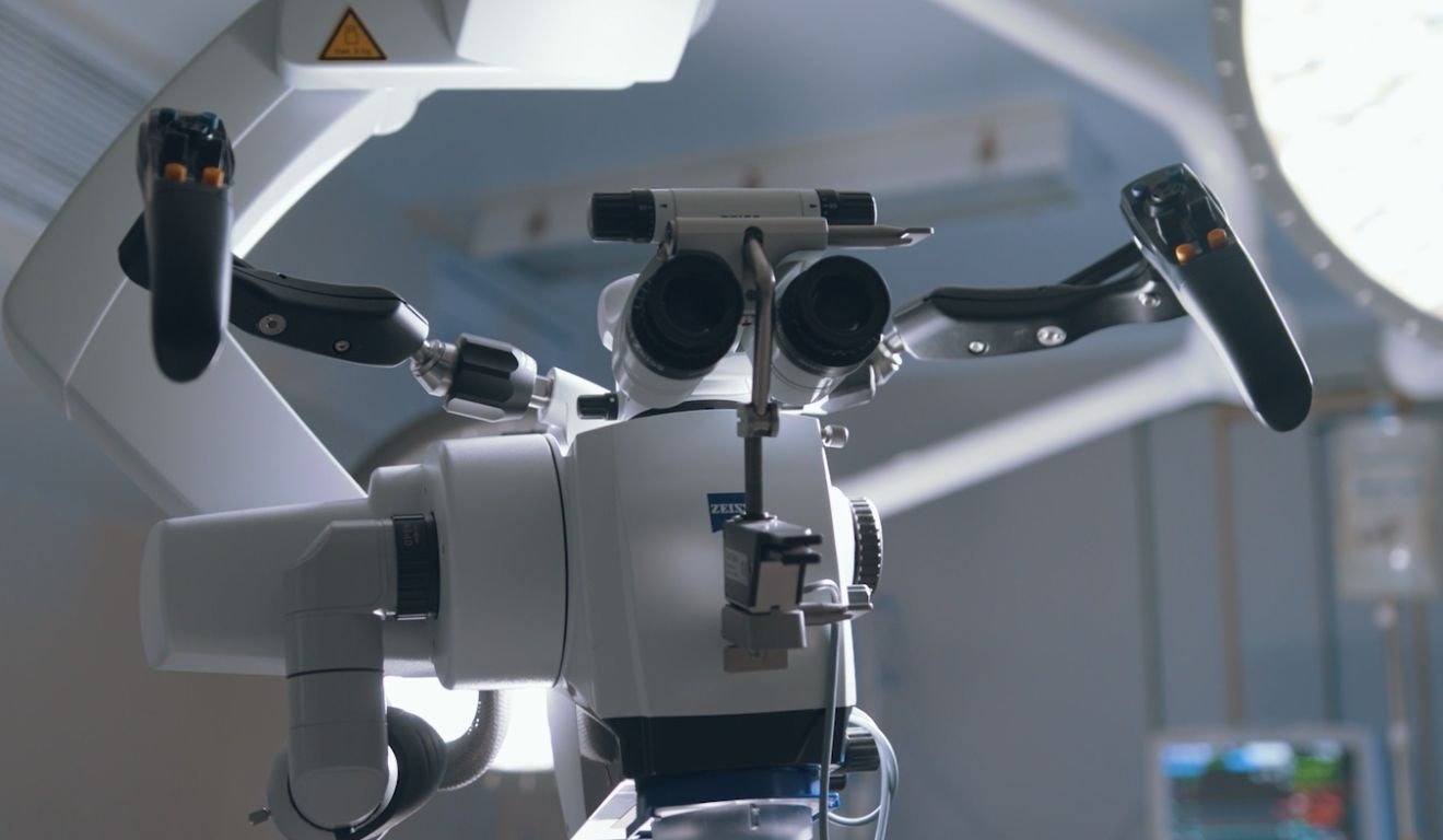 O microscópio Zeiss Kinevo 900. Foto: Reprodução/Hospital Santa Rita