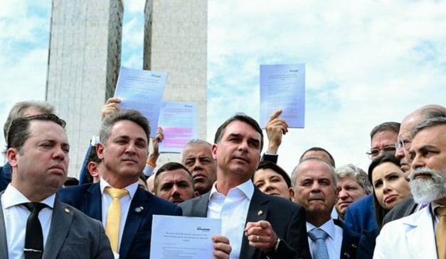 Oposição em coletiva de imprensa no Congresso após prisão de Bolsonaro