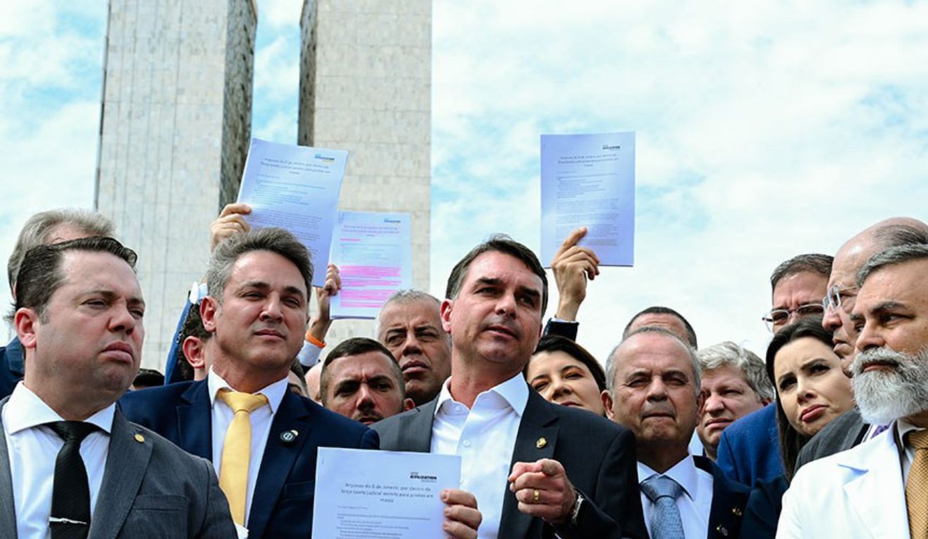 Oposição em coletiva de imprensa no Congresso após prisão de Bolsonaro