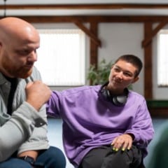 Adultos conversando, amigo autista