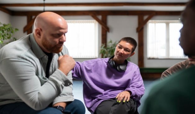 Adultos conversando, amigo autista