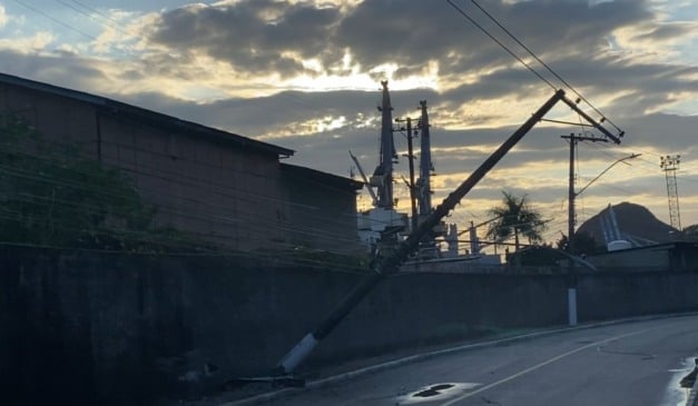 poste pendurado em vila velha