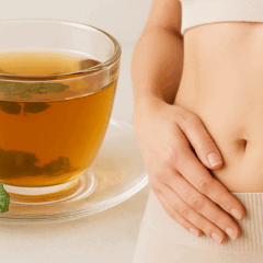 Chá natural pode ajudar a reduzir inchaço e favorecer a eliminação de líquidos, sendo alternativa acessível à drenagem linfática/Foto: ChatGPT