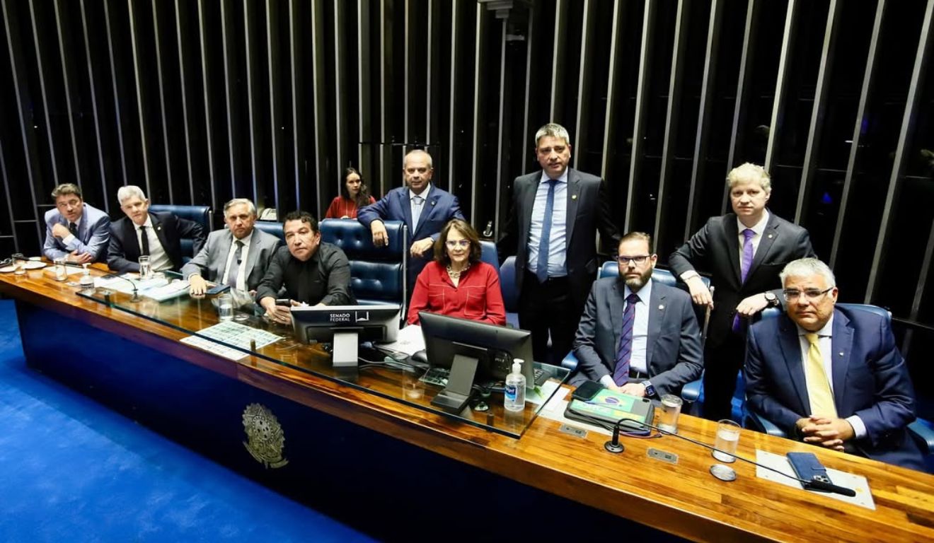 Senadores impedem sessão com protesto contra prisão de Bolsonaro