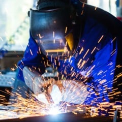 soldador solda trabalhador trabalho indústria