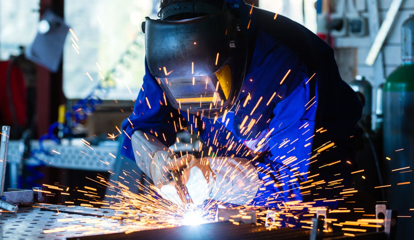 soldador solda trabalhador trabalho indústria
