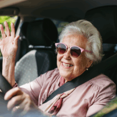 Idosos com mais de 70 anos precisam renovar a CNH a cada três anos, segundo a lei de trânsito brasileira/Foto Canva