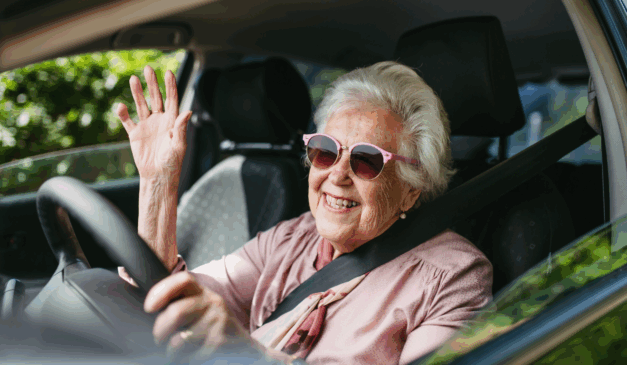 Idosos com mais de 70 anos precisam renovar a CNH a cada três anos, segundo a lei de trânsito brasileira/Foto Canva
