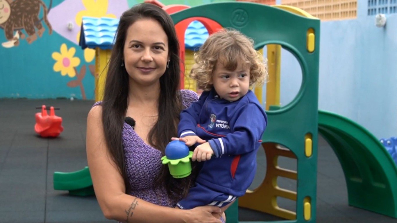 Marina Jantorno e seu filho Benjamin (Foto/reprodução: TV Vitória)