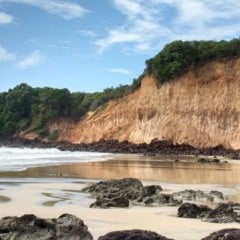 Praia das Fal&eacute;sias no Esp&iacute;rito Santo.