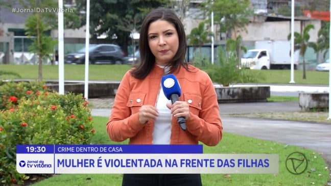 Mulher é vítima de violência sexual na presença das filhas