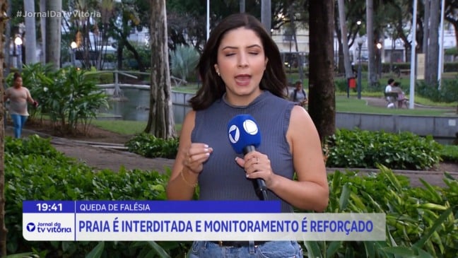 Falésia desmorona em Marataízes e praia é interditada