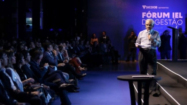 Fórum IEL de Gestão 2024 - Palestra de Ram Charan 02 - Foto de Renan Donato