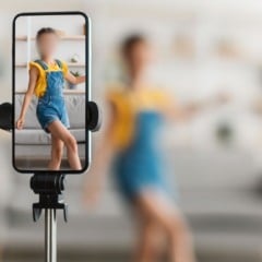 Adultização de crianças e adolescentes menina grava vídeo dançando