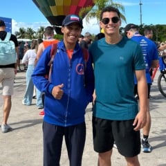 Alequessandro Paula da Silva, o Chicletinho, com o fisioterapeuta Fabiano Pereira na Maratona de Vitória