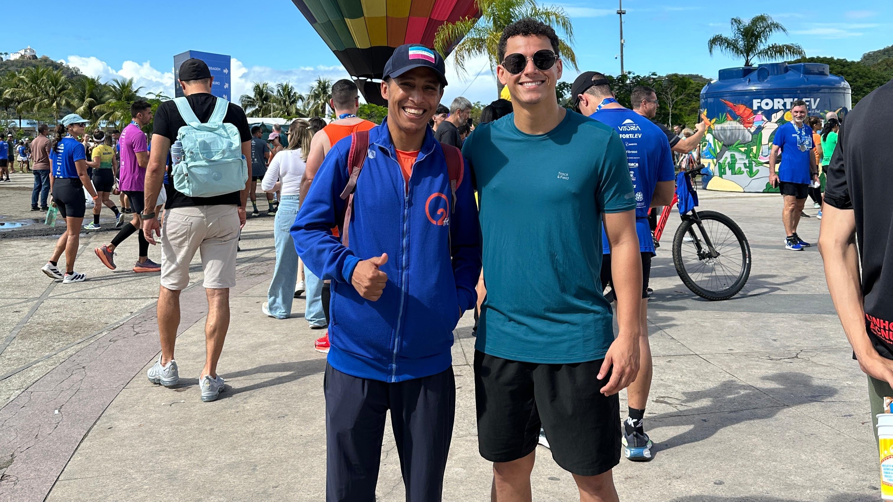 Alequessandro Paula da Silva, o Chicletinho, com o fisioterapeuta Fabiano Pereira na Maratona de Vitória
