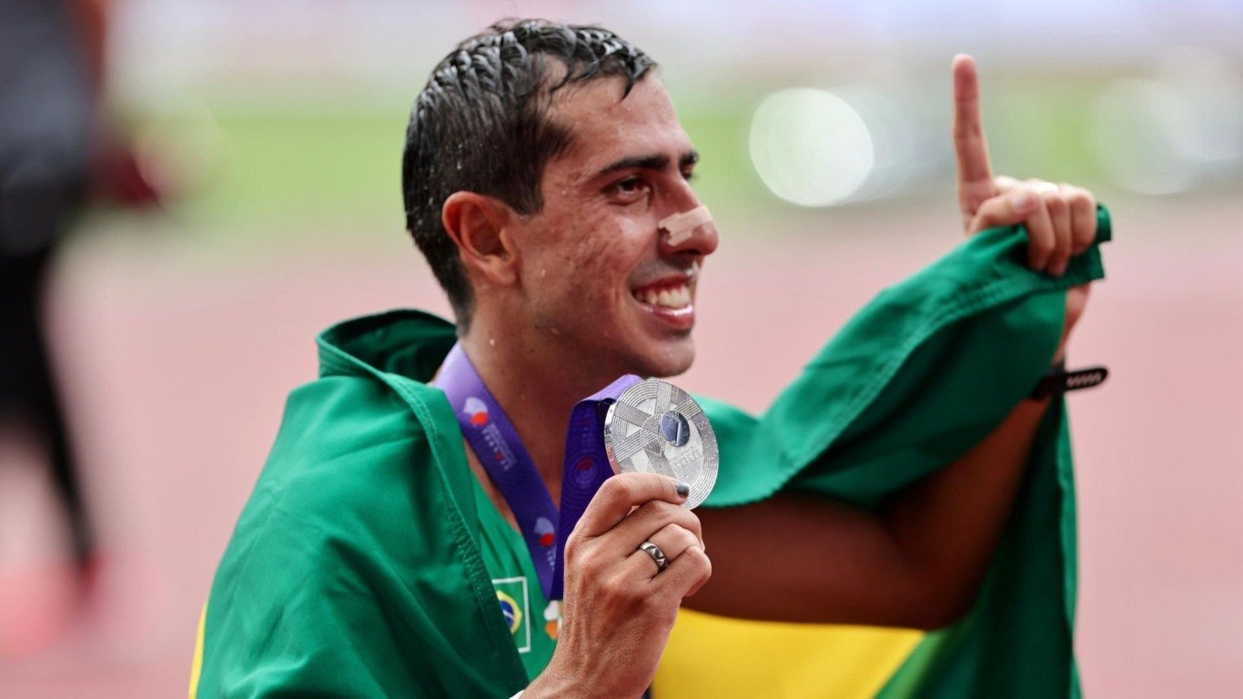 Caio Bonfim ganha a inédita medalha de prata, a sua terceira, em Mundiais, nos 35 km (foto: Fernanda Paradizo/CBAt)
