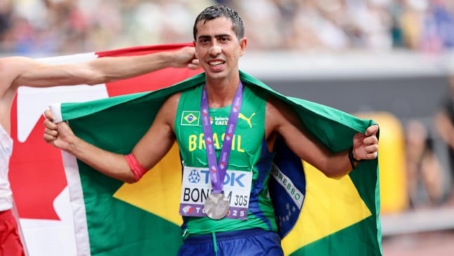 Caio Bonfim ganha a inédita medalha de prata, a sua terceira, em Mundiais, nos 35 km (foto: Fernanda Paradizo/CBAt)