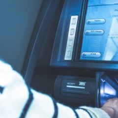 Medida é para evitar ação de golpistas, que  têm como principais vítimas aposentados, que acabam autorizando descontos indevidos. Foto: Freepik