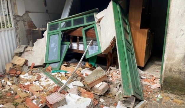 Caminhão desgovernado atinge casa e assusta moradores em Colatina (1)