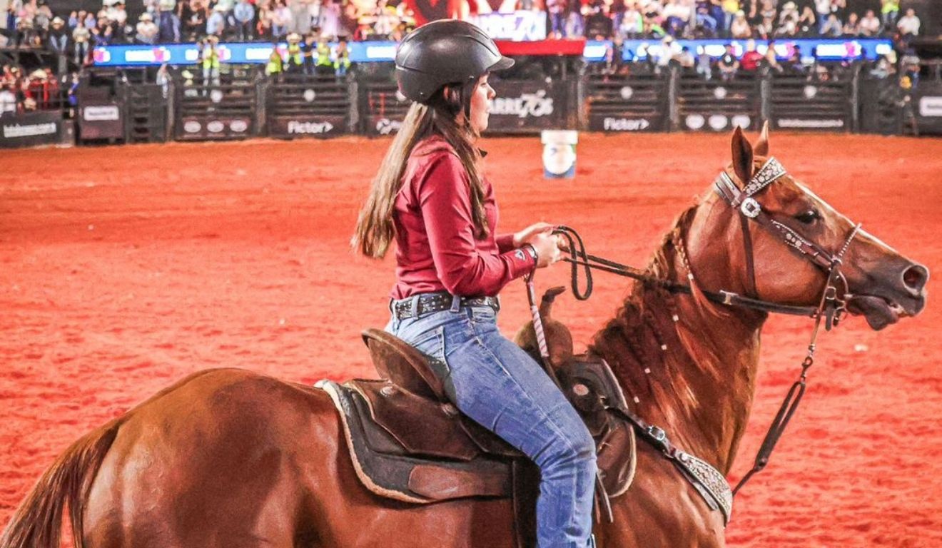 Lara De Siqueira Pessôa é moradora de Viana e competiu na Festa de Barretos (Foto: Acervo pessoal)
