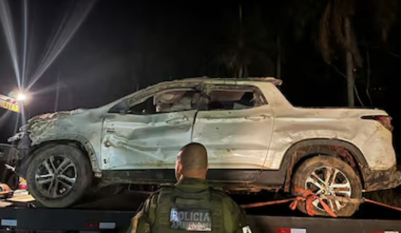 Carro de homens desparecidos foi encontrado enterrado Foto Polícia Militar Ambiental do Paraná