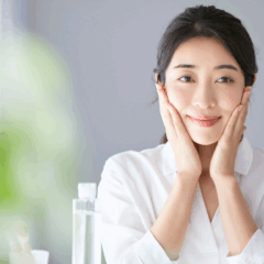 A rotina de skincare correta ajuda a equilibrar a oleosidade e manter a pele fresca e protegida ao longo do dia/Foto: Canva