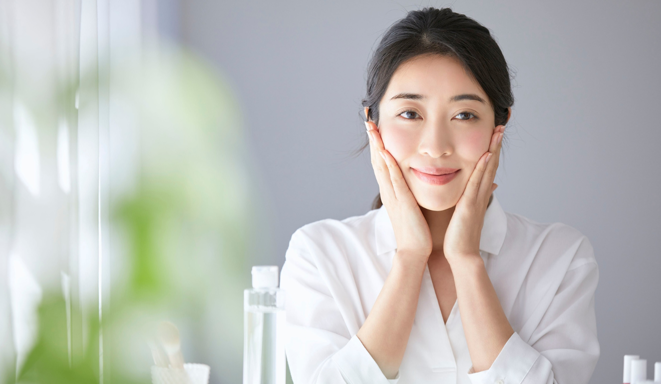 A rotina de skincare correta ajuda a equilibrar a oleosidade e manter a pele fresca e protegida ao longo do dia/Foto: Canva