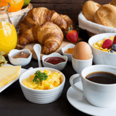 Um café da manhã equilibrado com fibras, proteínas e frutas pode ser aliado importante no processo de emagrecimento/Canva