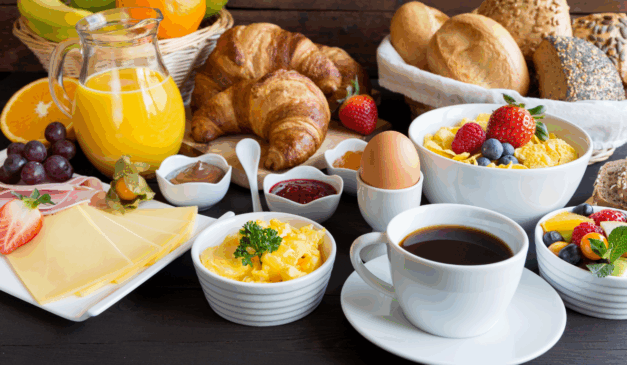 Um café da manhã equilibrado com fibras, proteínas e frutas pode ser aliado importante no processo de emagrecimento/Canva