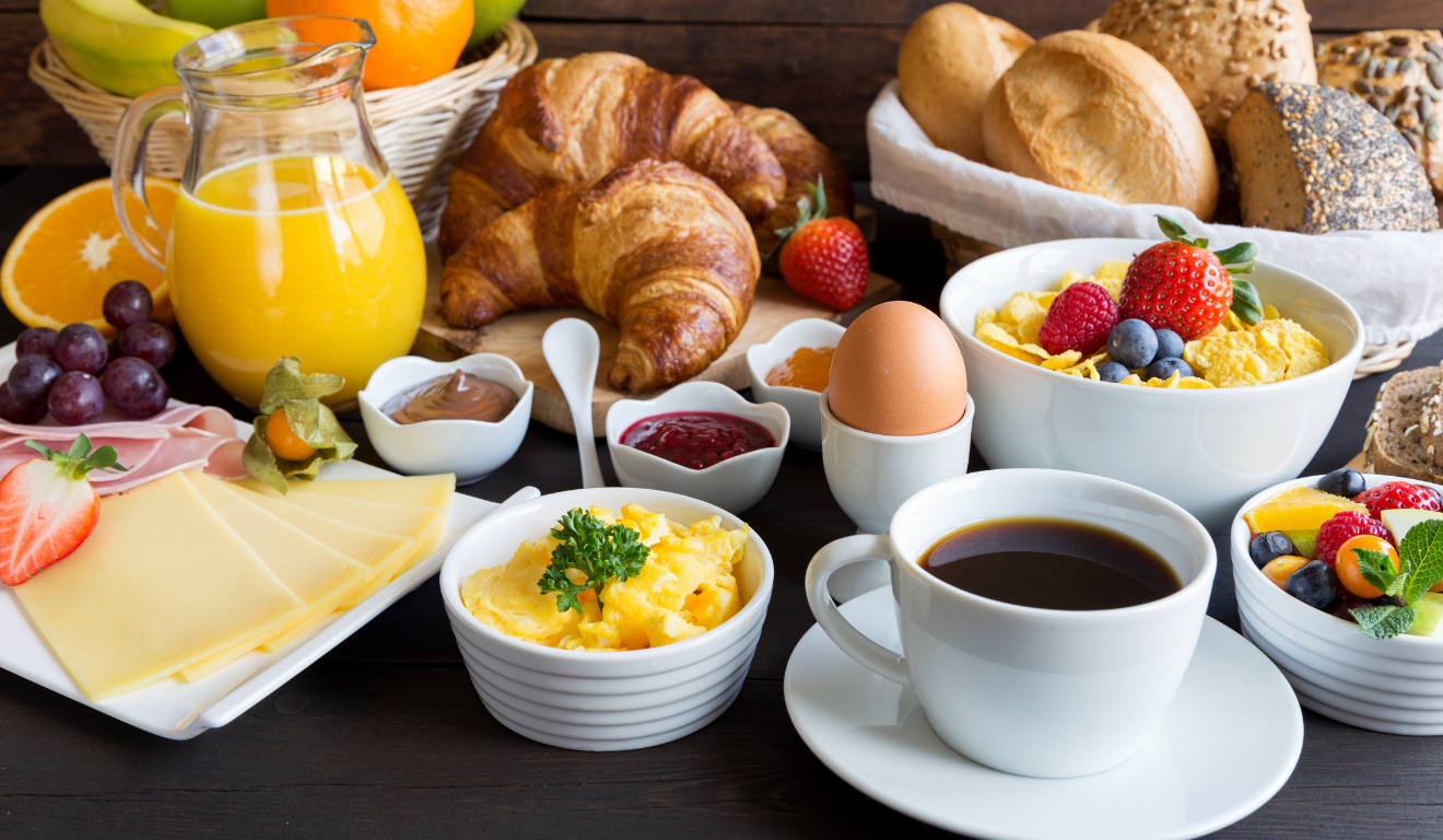 Um café da manhã equilibrado com fibras, proteínas e frutas pode ser aliado importante no processo de emagrecimento/Canva
