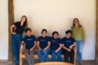 Na Fazenda Marapé, em Brejetuba, mulheres dedicadas dão origem ao Café Chiara, aroma que já conquista a Europa. Na foto, Camila Vivacqua (esquerda) e Andrea Vivacqua (direita) com as colaboradoras.