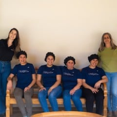 Na Fazenda Marapé, em Brejetuba, mulheres dedicadas dão origem ao Café Chiara, aroma que já conquista a Europa. Na foto, Camila Vivacqua (esquerda) e Andrea Vivacqua (direita) com as colaboradoras.